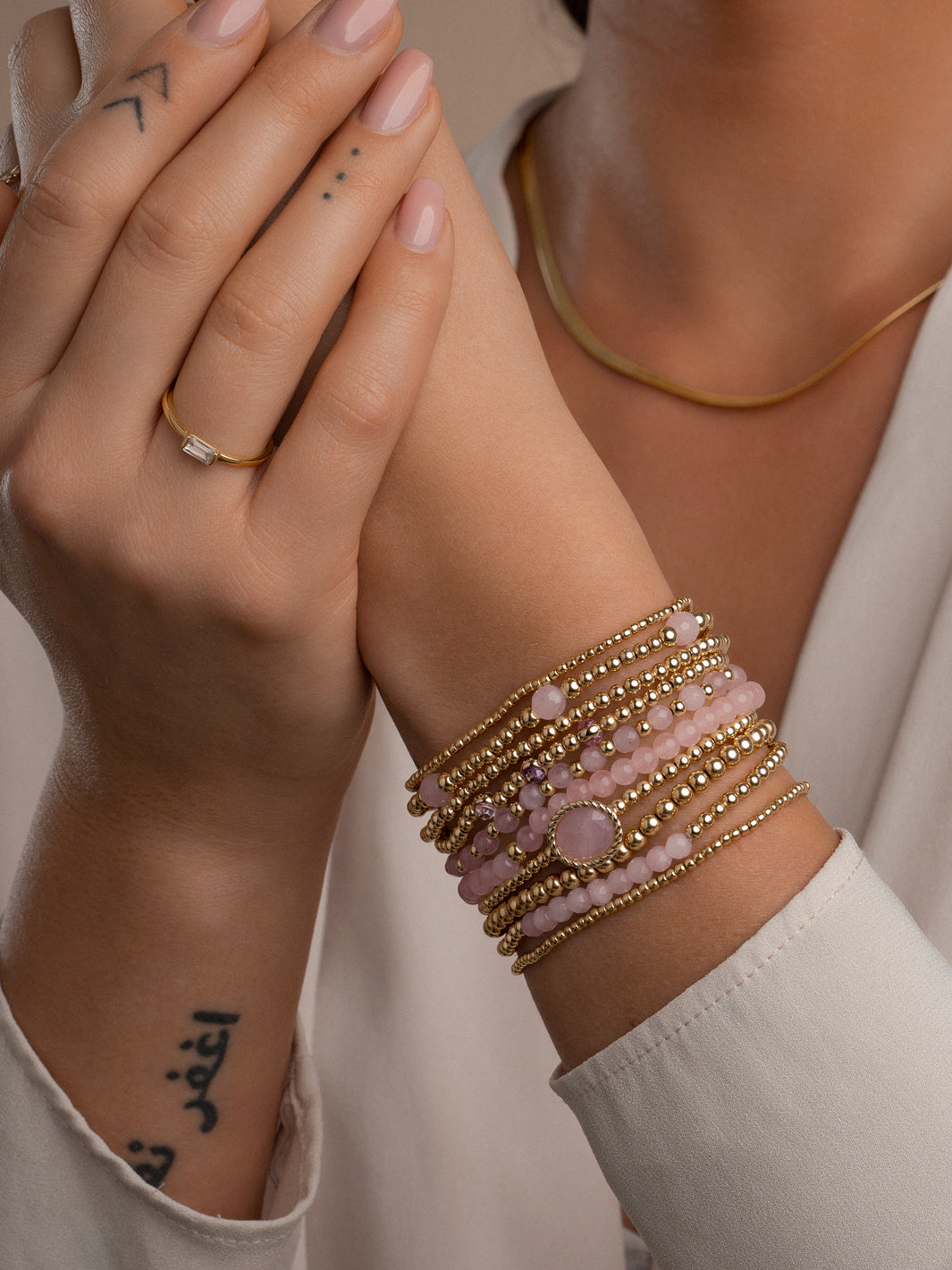 Armbanden voor vrouwen met gouden kralen en rose quartz edelsteen
