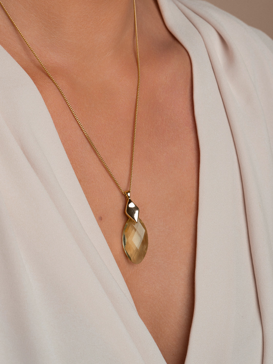 Gouden collier en bijzondere edelsteen in lemon quartz shop je bij Sparkling