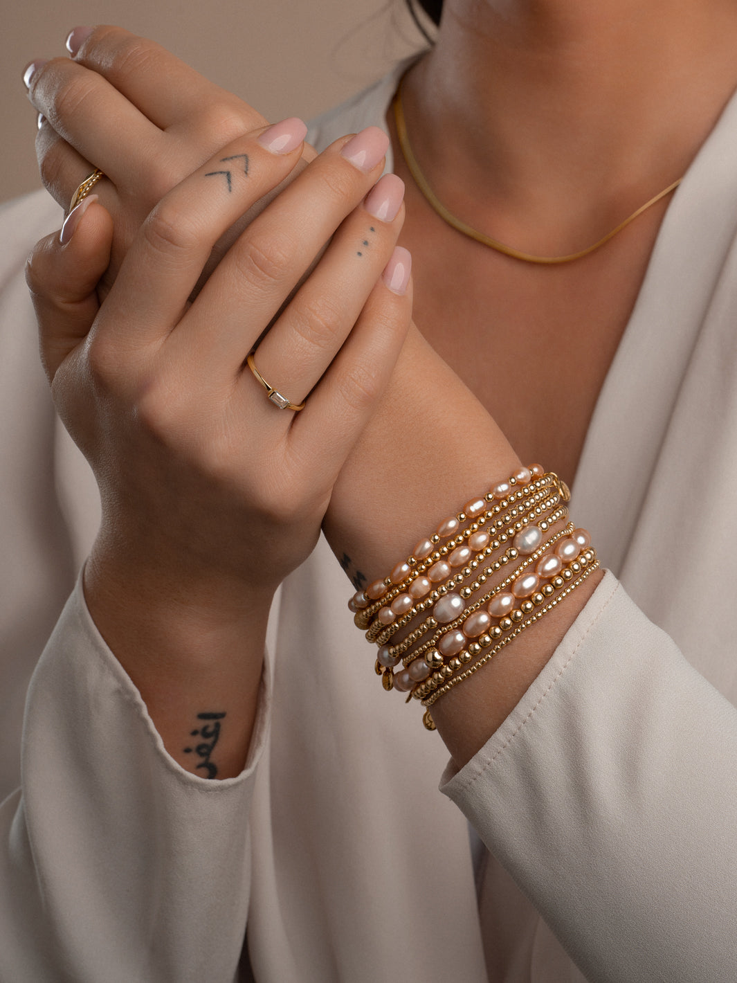 Armbandje met echt parels en goudkleurige kralen #kleur_goud