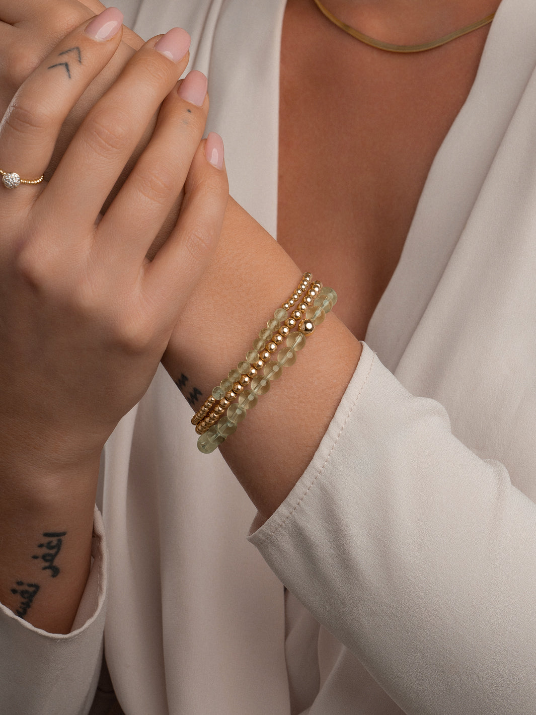 Gouden edelsteen armbanden voor vrouwen gemaakt van lemon quartz 