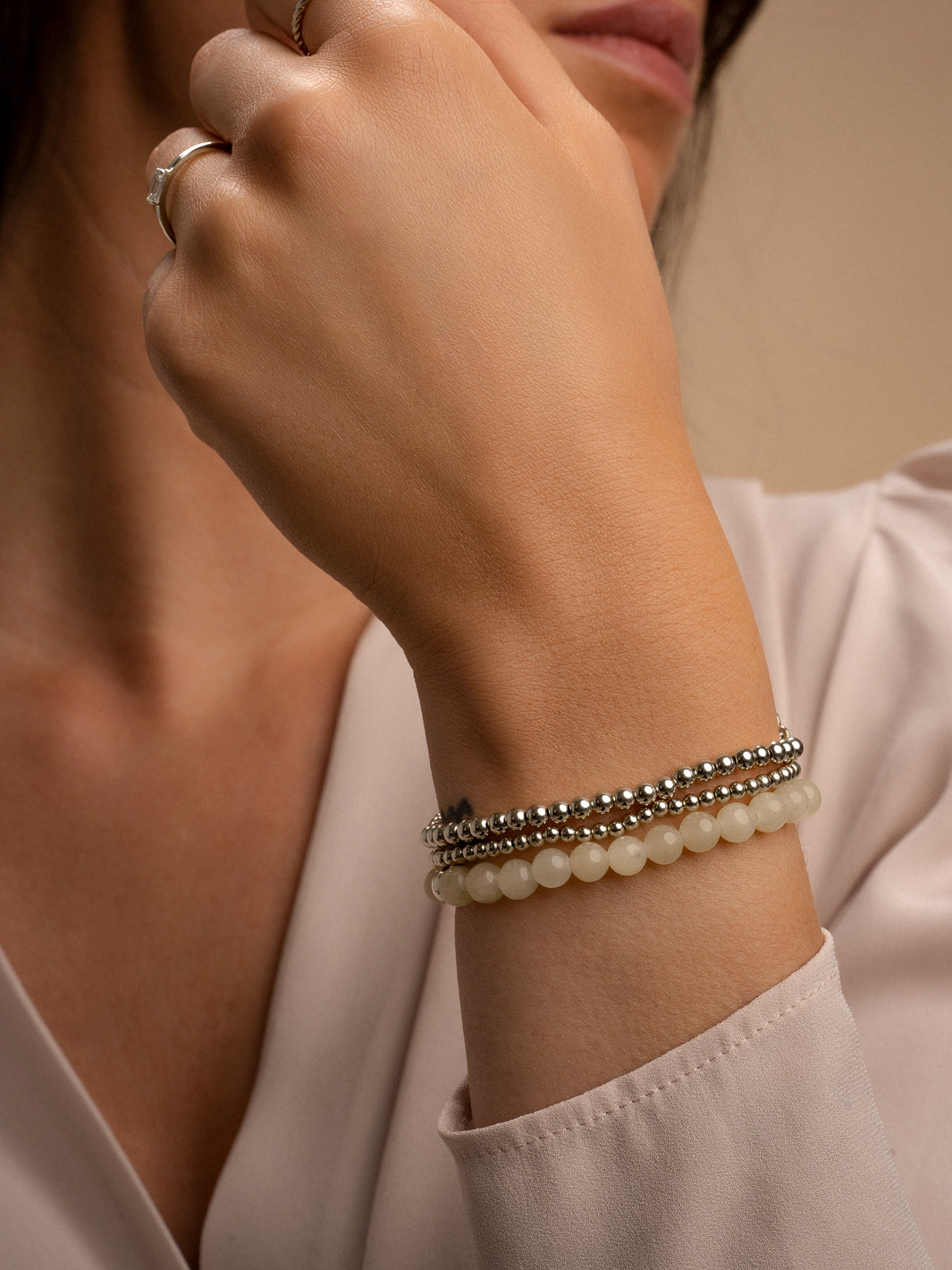 Zilveren armbanden stack met echte gaat edelstenen in de kleur beige 