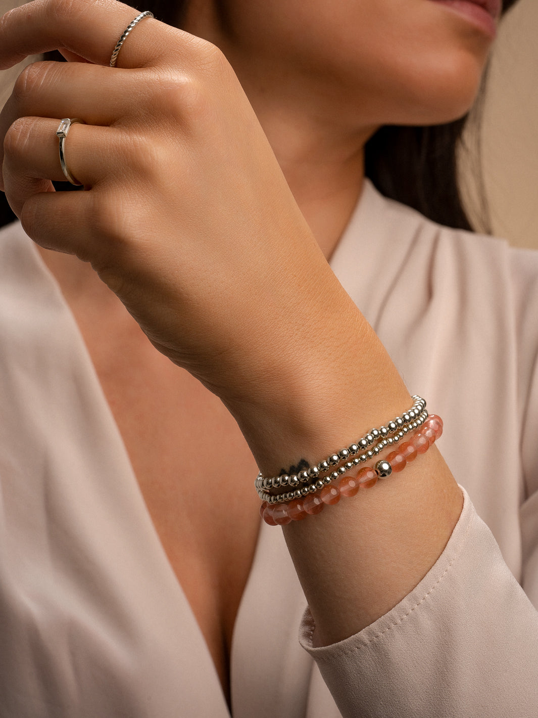 Kralen armband met zilveren beads en gepolijste cherry quartz beads 
