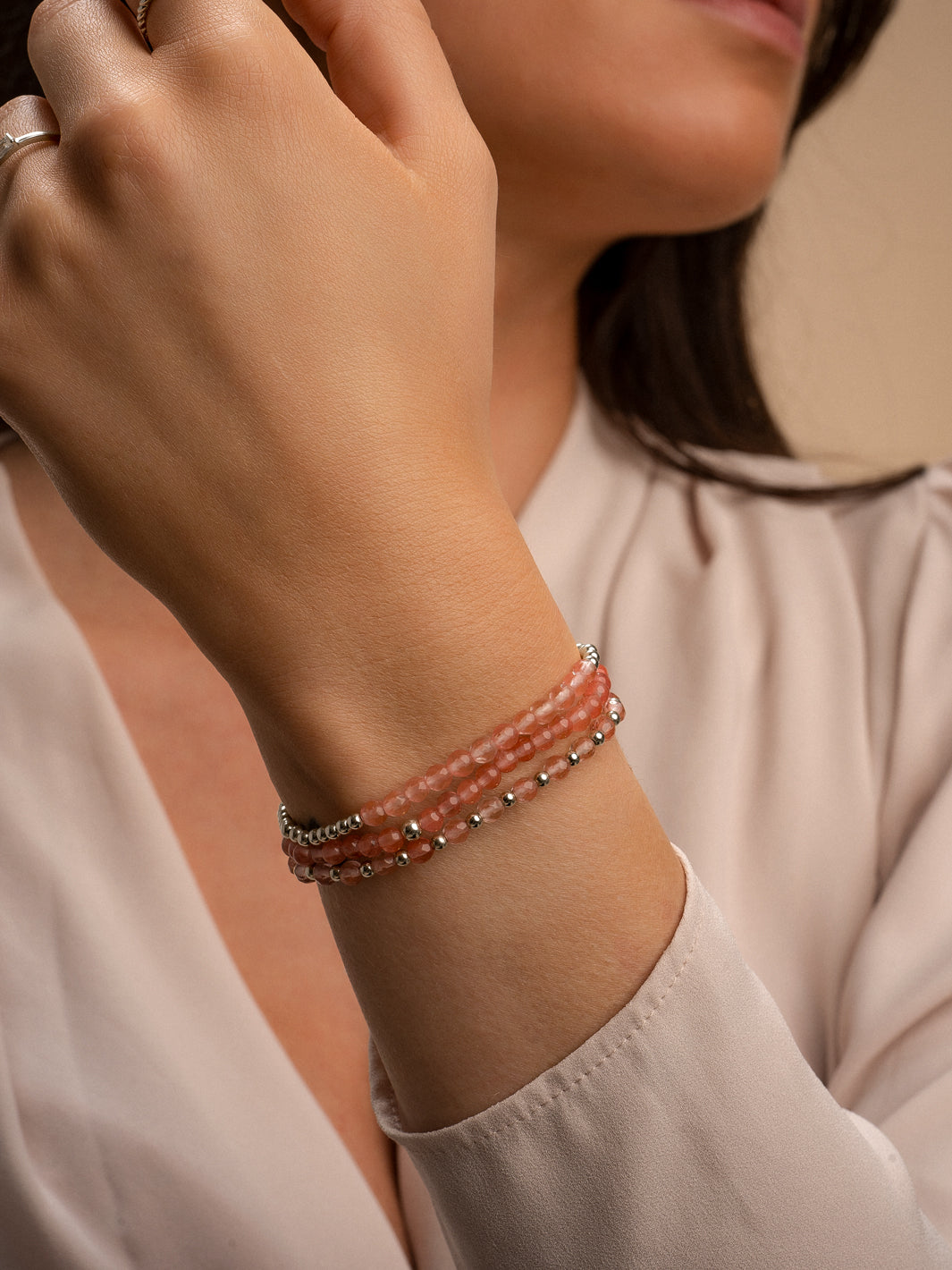 Cherry Quartz armbanden stack gedragen om een vrouwenpols 